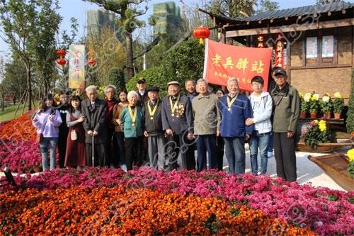 金秋赏菊美丽行 关爱老兵情真切.JPG