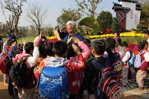 金秋赏菊美丽行 关爱老兵情真切2.JPG