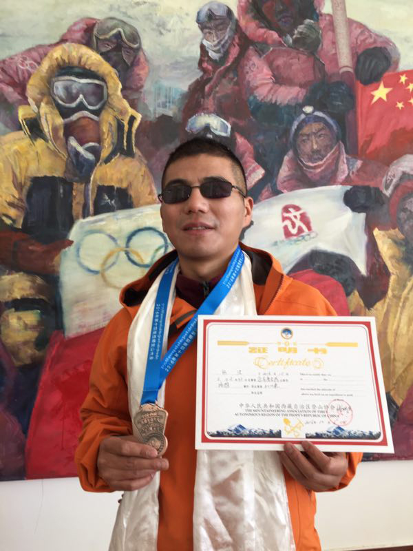 黑暗中的攀登者