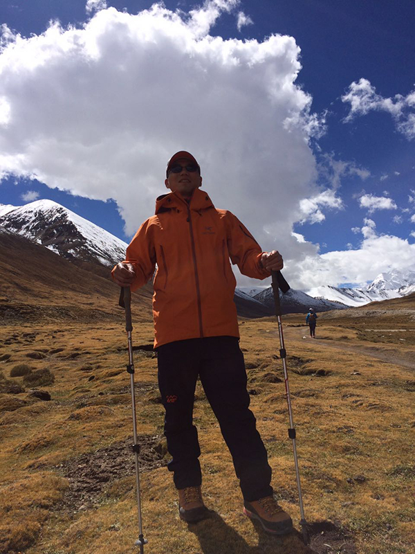 黑暗中的攀登者