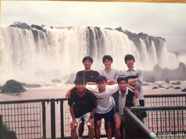 24年零2天，当年的健力宝队重聚了，连穿的都是过去的号码