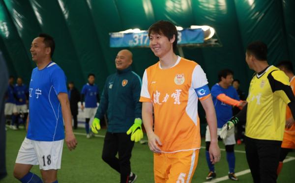 24年零2天，当年的健力宝队重聚了，连穿的都是过去的号码