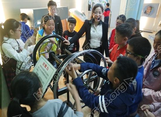 小石桥社区：科技馆里探奥秘2 (1).JPG