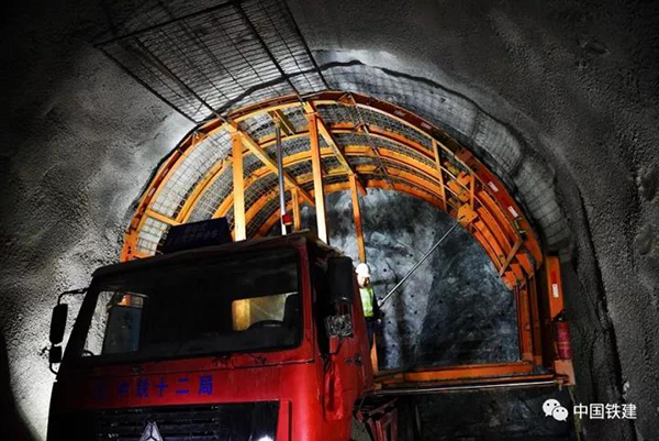 揭秘世界级岩爆隧道诞生过程，中国正实现隧通天下梦想