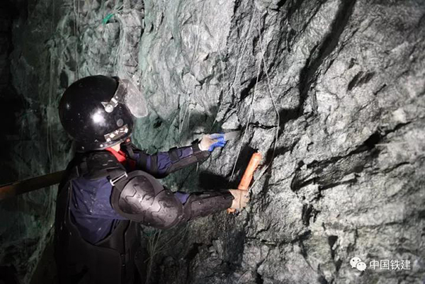 揭秘世界级岩爆隧道诞生过程，中国正实现隧通天下梦想