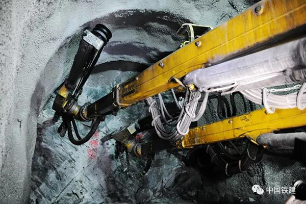 揭秘世界级岩爆隧道诞生过程，中国正实现隧通天下梦想