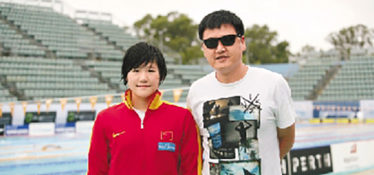 特写｜中国游泳队有位金牌“爸爸”，肿瘤术后5个月硬撑执教