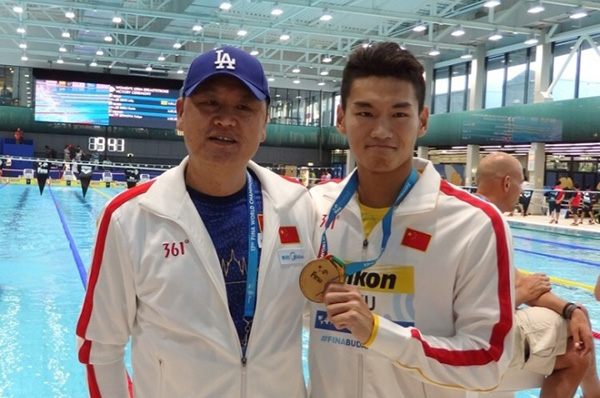 特写｜中国游泳队有位金牌“爸爸”，肿瘤术后5个月硬撑执教