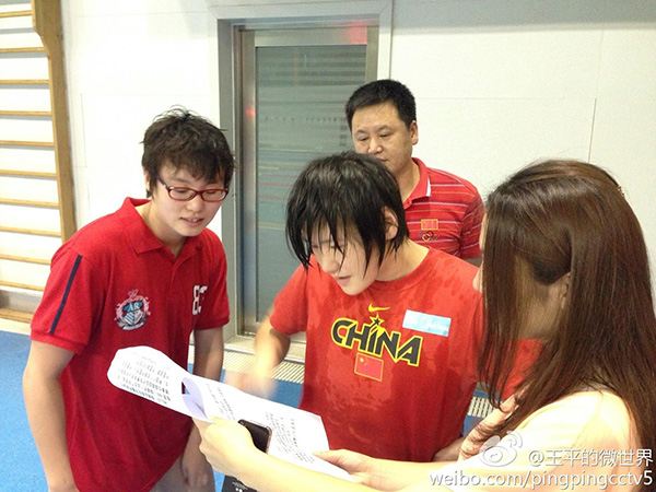 特写｜中国游泳队有位金牌“爸爸”，肿瘤术后5个月硬撑执教