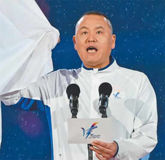 特写｜中国游泳队有位金牌“爸爸”，肿瘤术后5个月硬撑执教