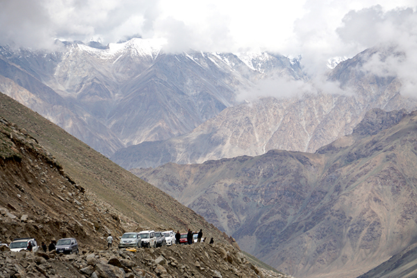 看那群山间的拉达克