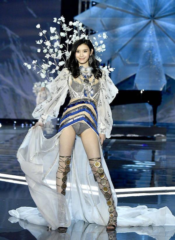 奚梦瑶摔倒瞬间，你注意到她的马甲线吗