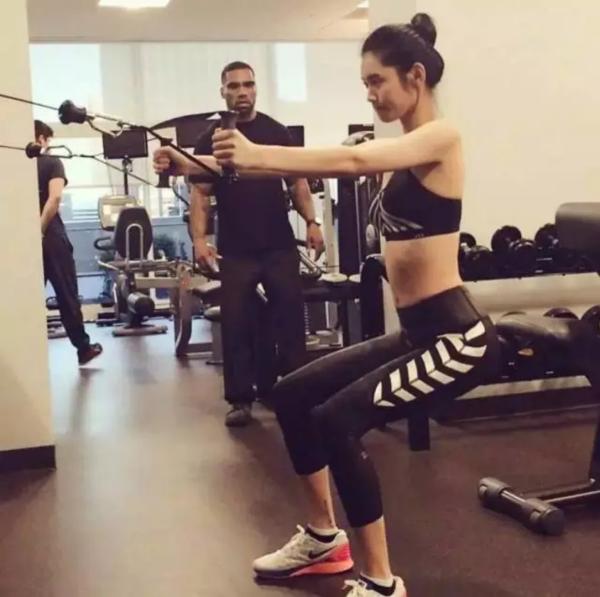 奚梦瑶摔倒瞬间，你注意到她的马甲线吗