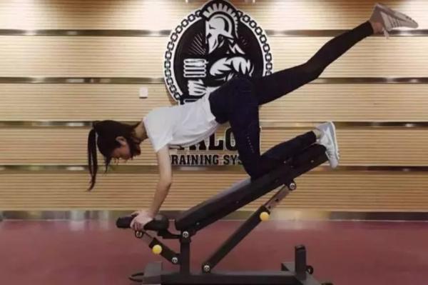 奚梦瑶摔倒瞬间，你注意到她的马甲线吗