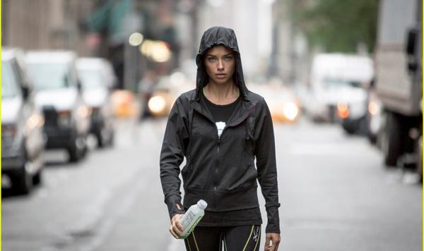 奚梦瑶摔倒瞬间，你注意到她的马甲线吗