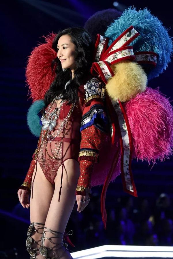 奚梦瑶摔倒没什么，“上海这场是有史以来最出色的维密秀”