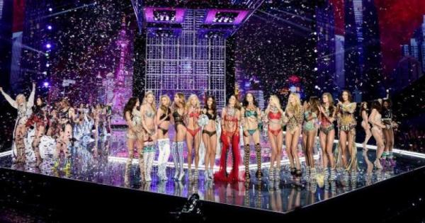 奚梦瑶摔倒没什么，“上海这场是有史以来最出色的维密秀”