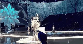 奚梦瑶摔倒没什么，“上海这场是有史以来最出色的维密秀”