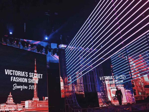 奚梦瑶摔倒没什么，“上海这场是有史以来最出色的维密秀”