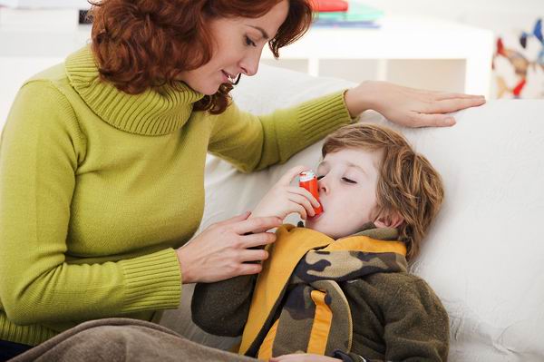 秋冬哮喘患儿病情易反复，需长期治疗不可擅自停药