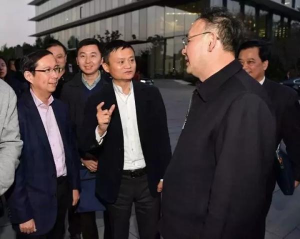 国家邮政局局长马军胜会见马云：快递员理应得到社会的尊重