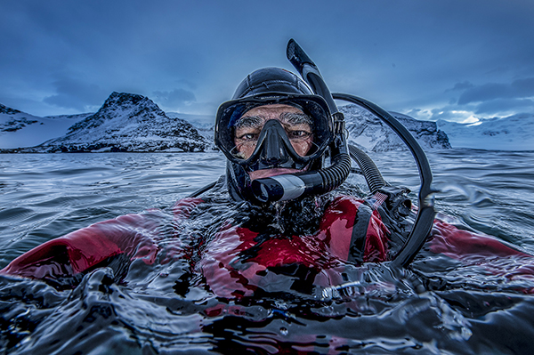 与大白鲨同游：对话著名野生动物摄影师阿莫斯·纳楚姆