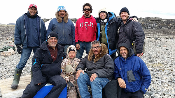 与大白鲨同游：对话著名野生动物摄影师阿莫斯·纳楚姆