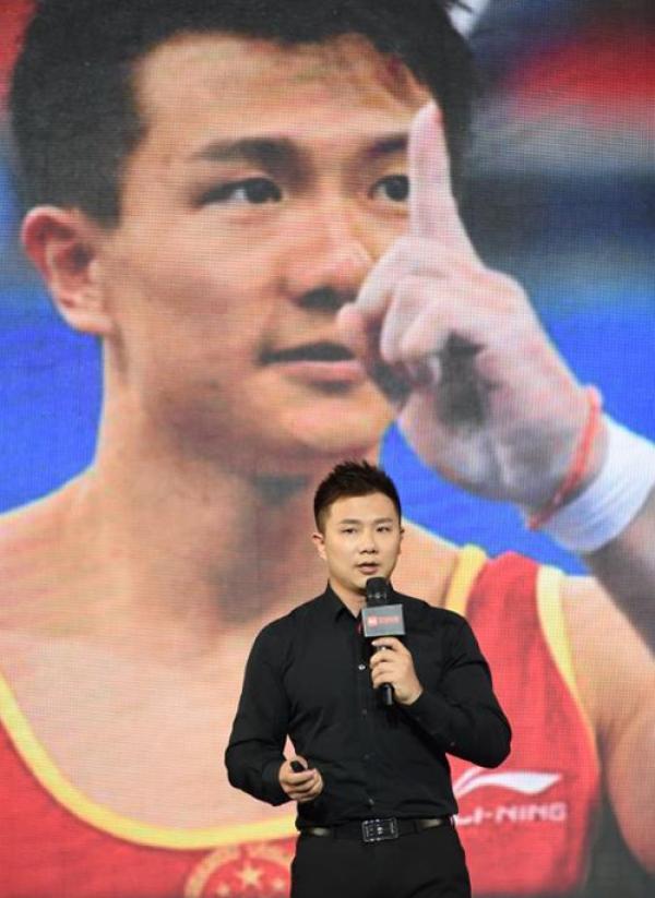 退役运动员创业多艰辛：网上搜“如何夸人”，穿国家队服卖鱼