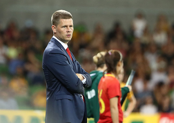 女足新帅首秀两场被灌8球，这一年姑娘们实在太累了