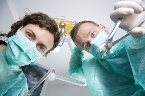 25岁小伙拔智齿后流血险些晕厥，“最难拔的牙”该怎么拔？