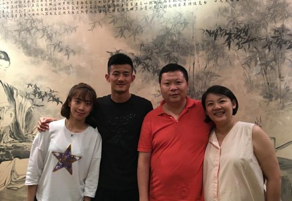 谌龙向王适娴求婚成功，国羽球员为何总能“内部解决”