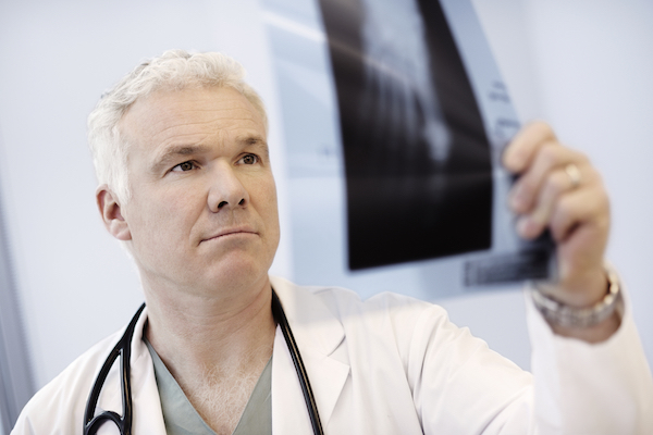 骨折了，为何医生不立刻安排手术？