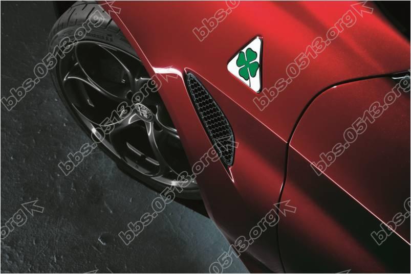 阿尔法·罗密欧Giulia Quadrifoglio四叶草标志1.jpg