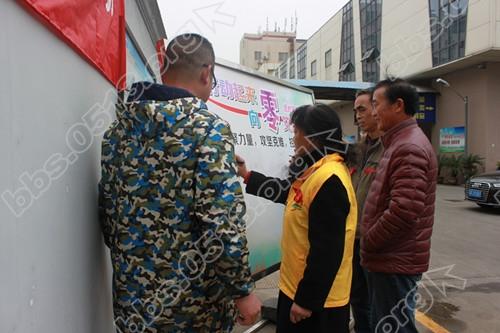 11.29红丝带情系新市民    防艾宣传齐打3_副本.jpg