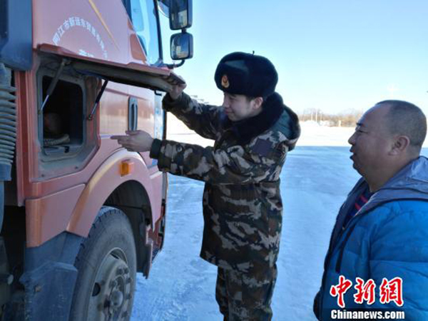 黑龙江同江口岸对俄浮箱固冰通道正式开通