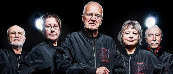 一群大爷大妈成立电竞战队：平均71岁，取名“银色狙击手”