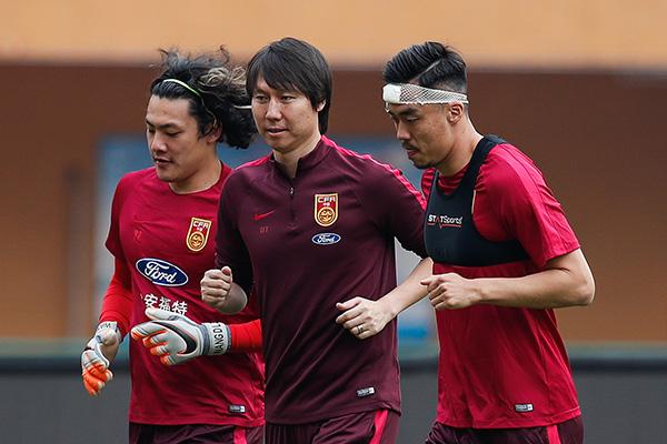 吴金贵足协杯夺冠引领土帅回暖，他们过去当惯“背锅侠”了