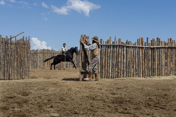 美剧《无神》：西部片里不再只有赏金和淘金