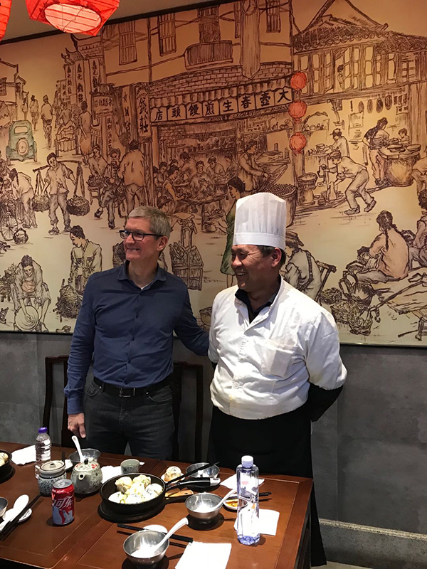 库克上海行：约王兴吃馄饨、生煎，建议美团把业务带到美国