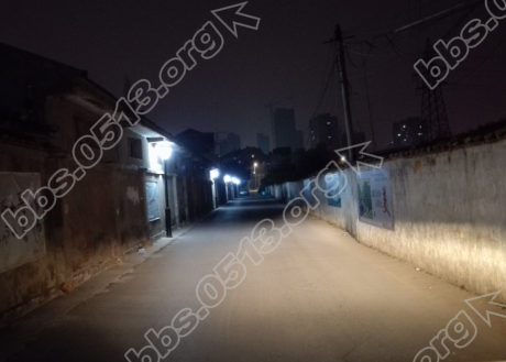 安装路灯后，夜晚不再黑暗