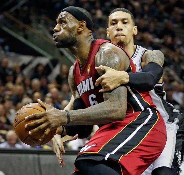 张佳玮｜“张铁林”还在马刺打首发，他刻画着小人物们的镜像