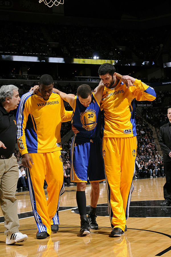 库里脚踝扭伤缺阵两周！但就是这脚踝顽疾，成就了变态三分