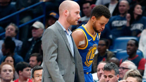 库里脚踝扭伤缺阵两周！但就是这脚踝顽疾，成就了变态三分