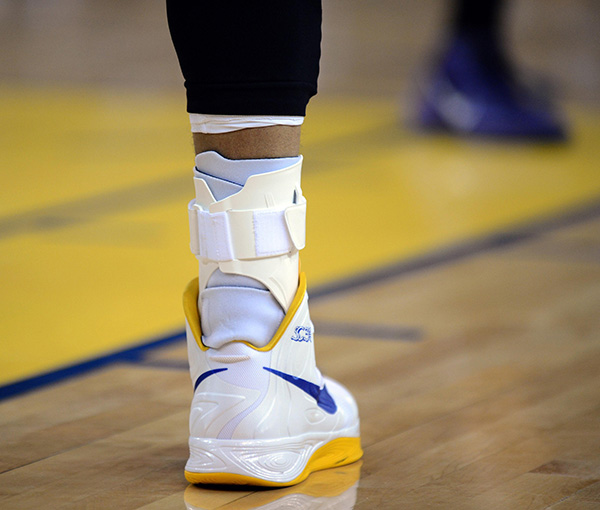 库里脚踝扭伤缺阵两周！但就是这脚踝顽疾，成就了变态三分