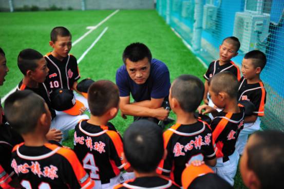 北京有群棒球“孤儿”，前中国队队长成了他们的爸爸