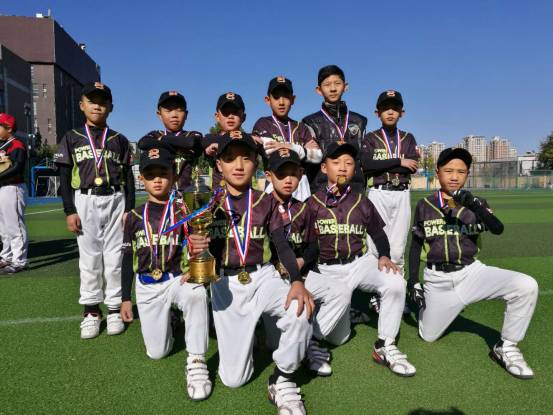 北京有群棒球“孤儿”，前中国队队长成了他们的爸爸