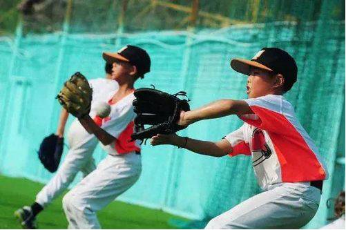 北京有群棒球“孤儿”，前中国队队长成了他们的爸爸