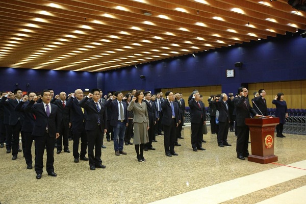 证监会举行首次工作人员宪法宣誓：新提任的98名干部参加