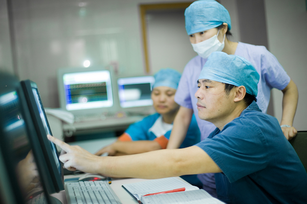 专访｜向定成：胸痛送医要呼叫120，须完善基层版胸痛中心