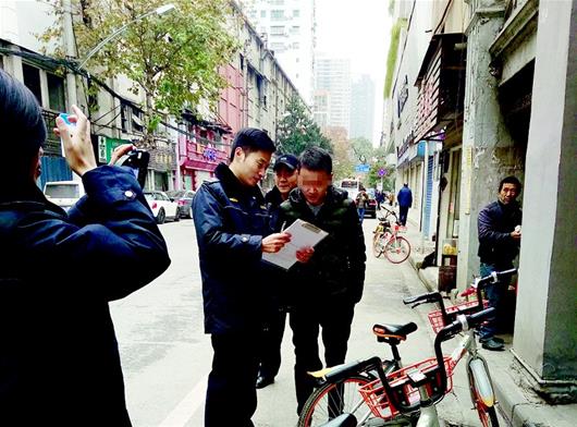 武汉对共享单车乱停放开罚单，10位违章市民昨日领罚